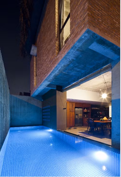 Đồng thời, nước từ hồ bơi hiện đại giúp làm mát không khí trong nhà.