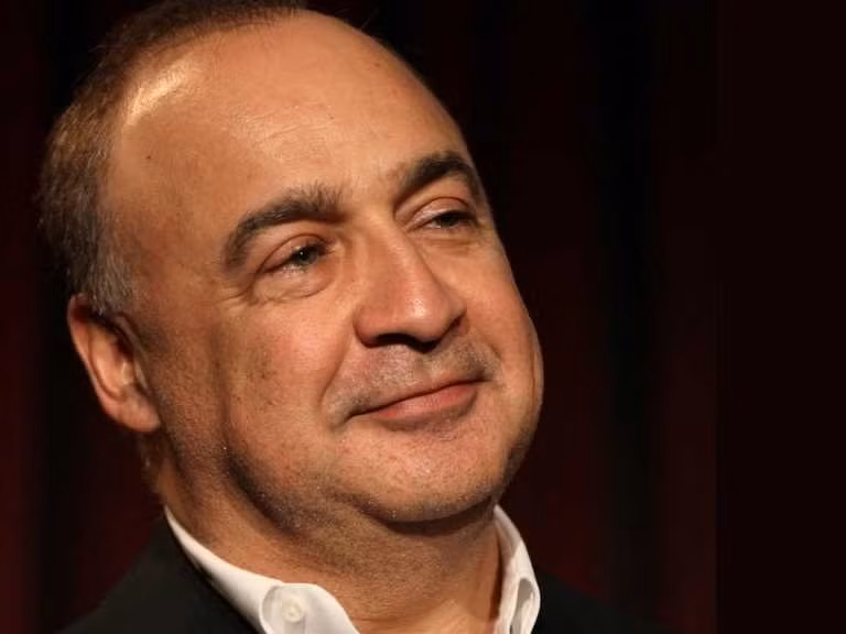 Tỷ phú này còn là một nhà từ thiện nổi tiếng toàn cầu. Quỹ từ thiện của gia đình ông Blavatnik Family Foundation thường rất hào phóng ủng hộ các tổ chức văn hóa và từ thiện trong hơn 15 năm qua. Gần đây, ông đã đóng góp 20 triệu USD cho Đại học Tel Aviv (TAU) để khởi động sáng kiến Blavatnik. Trong năm 2007, Blavatnik tạo ra giải thưởng New York Academy of Sciences Blavatnik cho nhà khoa học trẻ.