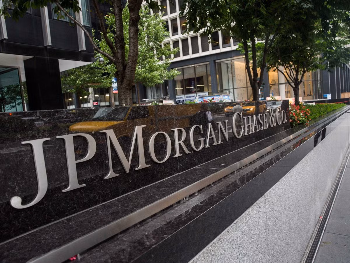 Năm 2013, Tập đoàn tài chính khổng lồ JPMorgan của Mỹ phải bồi thường cho tỷ phú Blavatnik số tiền 50 triệu USD do tập đoàn này đưa ra những quyết định đầu tư thiếu thận trọng khiến số tiền của ông bị "bốc hơi" 10%. Việc này khiến tài sản của ông tăng lên phần nào.