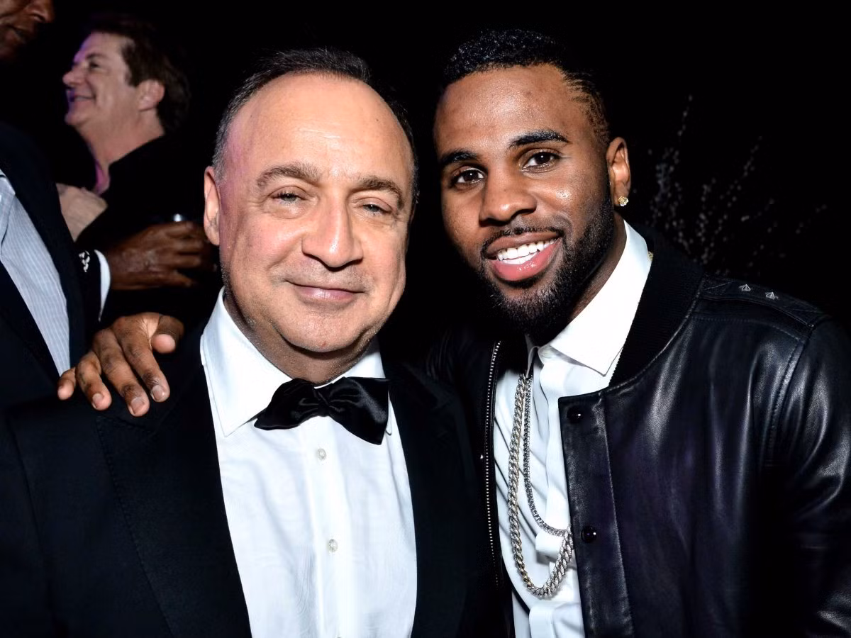 Blavatnik tham gia nghiên cứu tại ĐH Quốc gia Moscow, sau đó di cư sang Mỹ vào năm 1978, trở thành công dân nước này vào năm 1984. Ông học ngành khoa học máy tính tại ĐH Columbia, New York rồi học tiếp ngành kinh doanh ở ĐH Harvard.