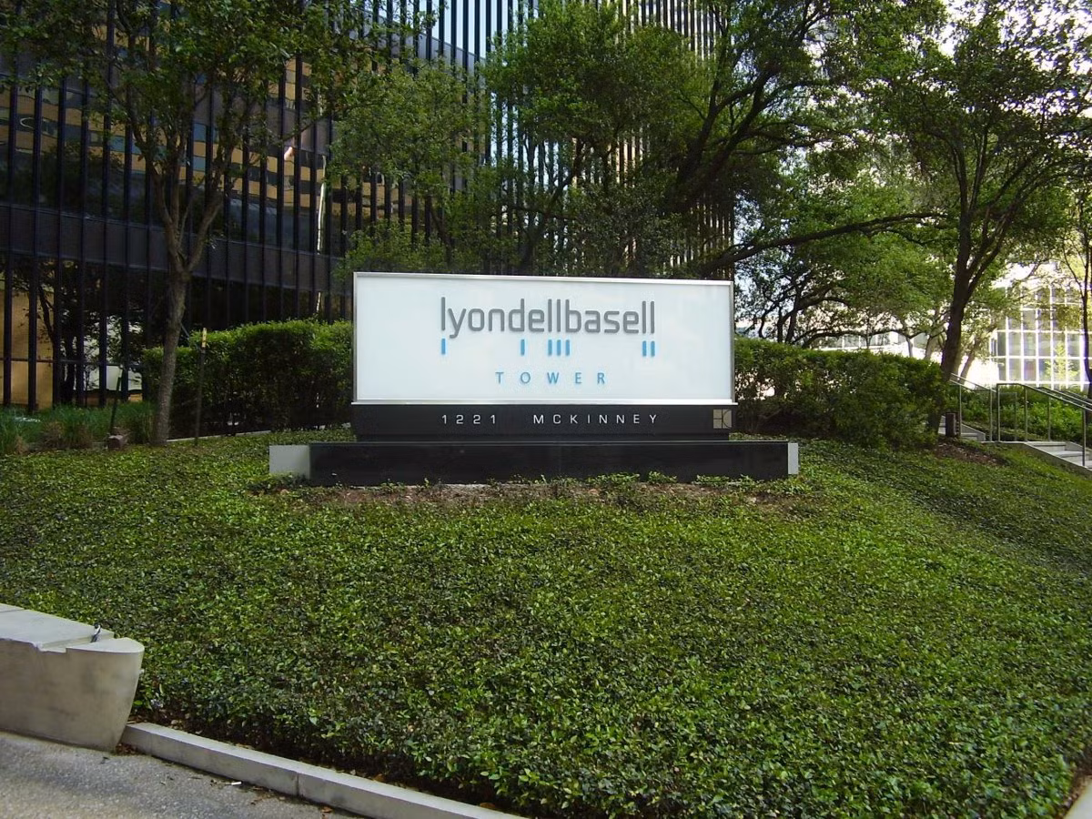 Sau khi hoàn thành các khóa học, ông thành lập hãng Access Industries vào năm 1986 và đầu tư vào các công ty nhôm và hóa chất. Trong hình là nhà máy hóa chất LyondellBasell thuộc hãng Access Industries.