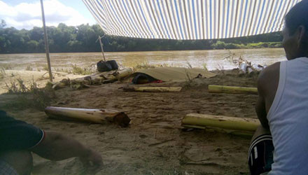 Thi thể hai vợ chồng đã được chính quyền địa phương và người thân đưa về nhà an táng. Ảnh: Tiền Phong.