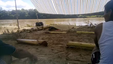 Thi thể hai vợ chồng đã được chính quyền địa phương và người thân đưa về nhà an táng. Ảnh: Tiền Phong.