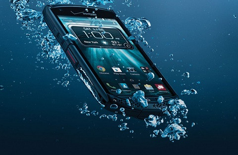 Kyocera Brigadier: Là mẫu smartphone chống nước được chăm chút của hãng Kyocera ra đời từ giữa năm 2014, sản phẩm được đánh giá có thiết kế hấp dẫn và bền bỉ khi hoạt động trong các môi trường khác nhau. Với thiết kế đạt chuẩn siêu bền công nghiệp IP68 với khả năng chịu nước ở độ sâu 1,5 m trong 30 phút, bạn yên tâm sử dụng máy trong cả môi trường nóng bức hay giá lạnh để trải nghiệm tối đa tính năng giải trí trên máy.