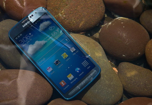 Galaxy S4 Active: Đây là chiếc smartphone cao cấp đầu tiên của Samsung tích hợp tính năng chống nước. Khả năng chống nước của Active đã được thể hiện rõ ràng ngay trong thiết kế của sản phẩm. Lớp vỏ được bố trí lại, ôm sát vào màn hình hơn, mặt sau được bảo vệ bằng vòng cao su giúp ngăn nước xâm nhập khu vực pin, linh kiện của máy.