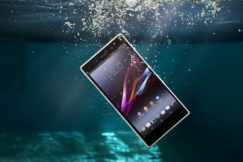 Xperia Z Ultra: Là phiên bản "phóng to" của smartphone Xperia Z lừng danh, chính bởi vậy Z Ultra có đầy đủ những điểm nổi nhất của chiếc điện thoại này. Trong đó tính năng chống thấm nước cũng xuất hiện như một tính năng mặc định. Z Ultra có khả năng chống nước theo tiêu chuẩn IP58 với khả năng "lặn" sâu 1,5 mét trong vòng 30 phút. Các cổng kết nối đều được bịt kín trừ jack cắm tai nghe để hở nhưng vẫn có khả năng chống nước nhờ thiết kế đóng/mở đặc biệt.