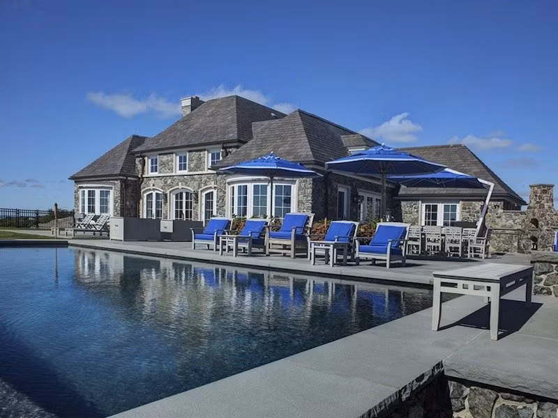 9. Biệt thự hướng biển Seaward trên đảo Rhode có 6 phòng ngủ, bể bơi vô cực và khoảng sân vườn rộng lớn. Giá của khu bất động sản khủng này là 45 triệu USD.