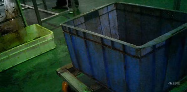 Dư luận Trung Quốc đang rất bức xúc sau khi những hình ảnh về xưởng sản xuất đồ ăn vặt cho trẻ siêu bẩn này bị rò rỉ và lan truyền khắp cộng đồng mạng.