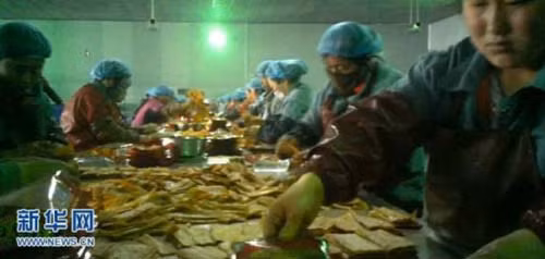 Trang Shanghaiist vừa đăng tải lại những hình ảnh có liên quan đến xưởng sản xuất đồ ăn vặt siêu bẩn trong nhà máy Latiao ở thành phố Khai Phong, tỉnh Hà Nam, Trung Quốc bị rò rỉ trên trang mạng xã hội Weibo.