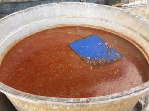 Một hình ảnh cho thấy thùng gia vị chứa các vật lạ đang bốc lên mùi hôi thối khó chịu.