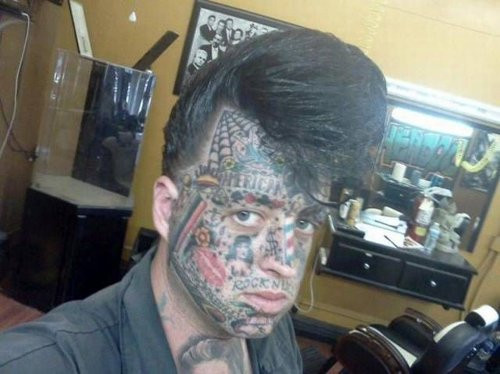 Anh chàng gây ấn tượng với gương mặt xăm trổ khá đáng sợ cùng kiểu tóc tạo mái phồng kỳ quặc.