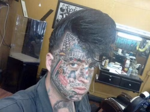 Anh chàng gây ấn tượng với gương mặt xăm trổ khá đáng sợ cùng kiểu tóc tạo mái phồng kỳ quặc.