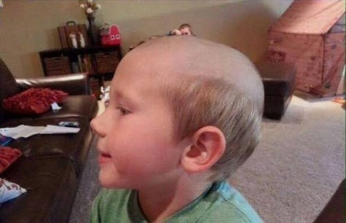 Cậu bé có mái tóc “cụ ông”.