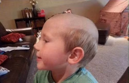 Cậu bé có mái tóc “cụ ông”.