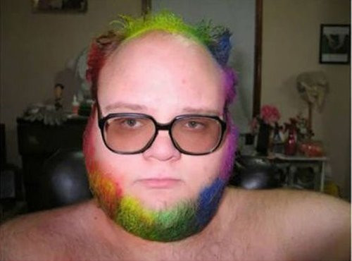 Cả râu lẫn tóc đều được nhuộm bảy sắc cầu vồng.