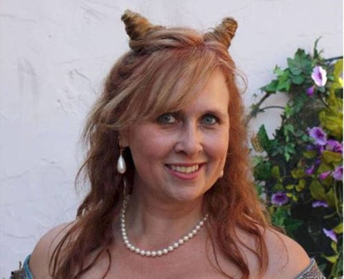 Quý bà với kiểu tóc “sừng dê”.