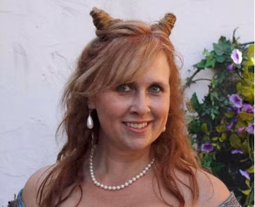 Quý bà với kiểu tóc “sừng dê”.