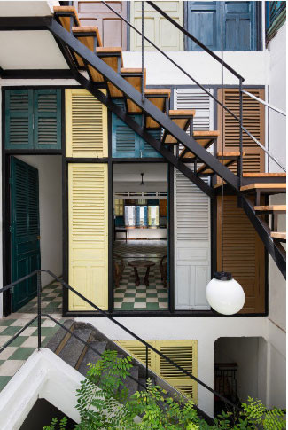 Công trình nằm trong một dãy nhà liên kết cũ, bên cạnh một khu chung cư và cùng được xây dựng vào năm 1965.