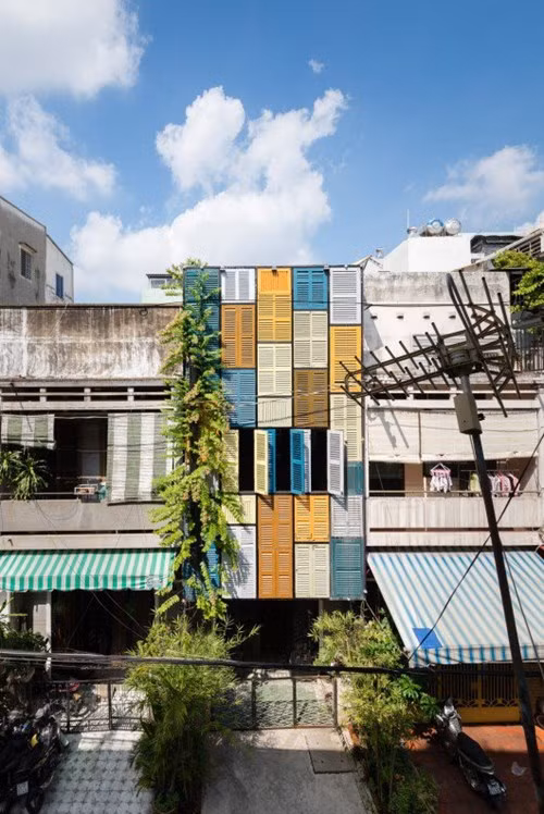 Ngôi nhà "chuồng chim" nhiều cửa sổ này nằm ở TP HCM cũng vừa được đăng tải trên tạp chí kiến trúc Archdaily (Mỹ).