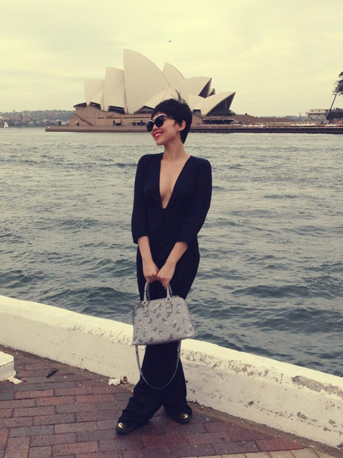 Chiếc túi sành điệu của hãng Prada cũng được Tóc Tiên sử dụng đi dạo phố.