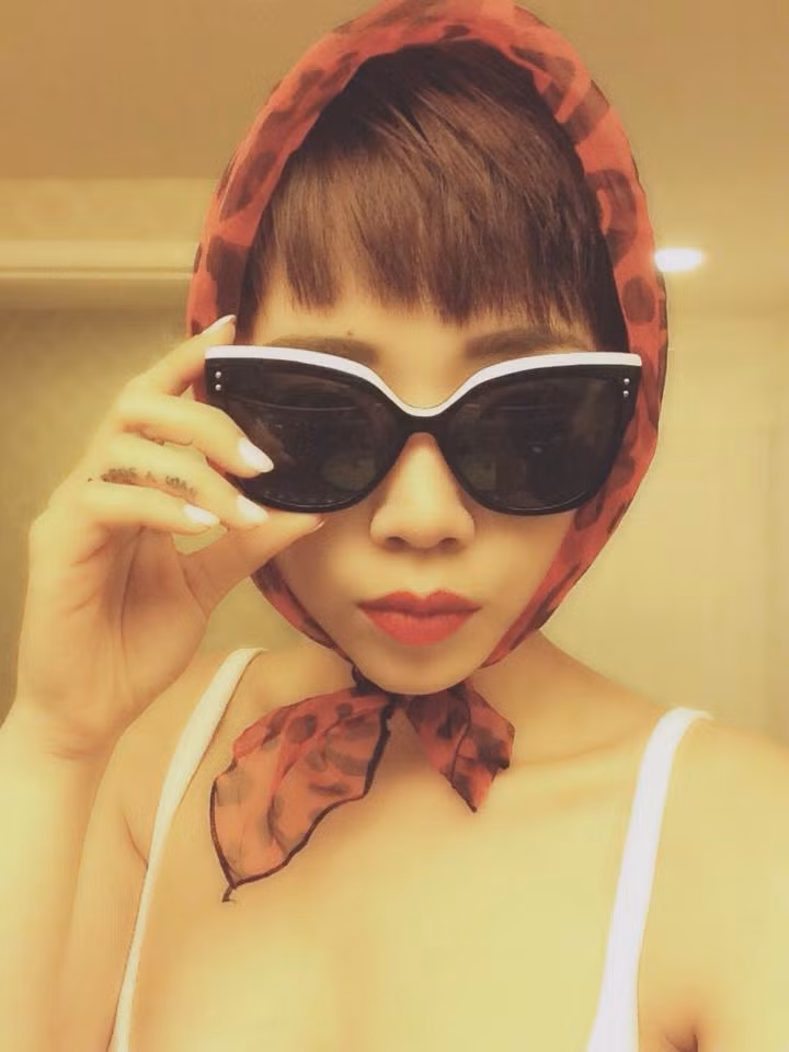 Cô đeo một chiếc kính mắt mèo sành điệu thuộc nhãn hiệu Dior.