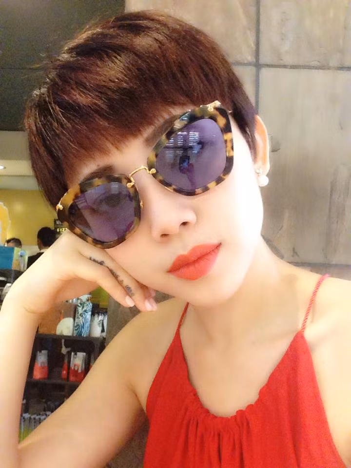 Chiếc kính mắt đồi mồi của Miu miu cũng được Tóc Tiên yêu thích.