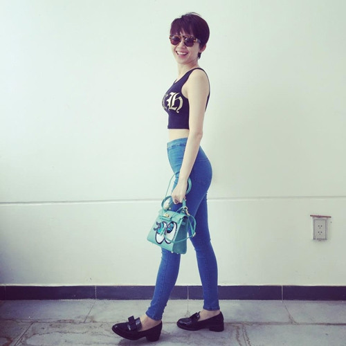 Tóc Tiên sở hữu một mẫu túi Shy Girl màu xanh nước biển trẻ trung.