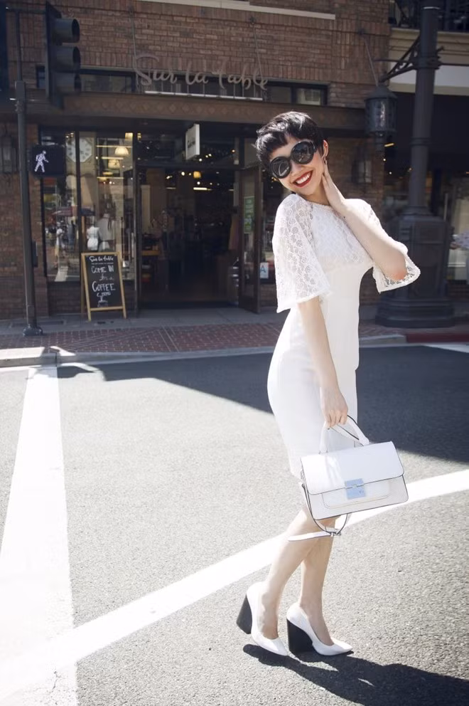 Tóc Tiên thanh lịch với bộ trang phục, túi xách và giày đồng màu.