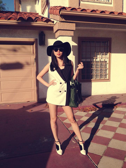 Mẫu túi xách của hãng Philip Lim cũng được Tóc Tiên yêu mến.