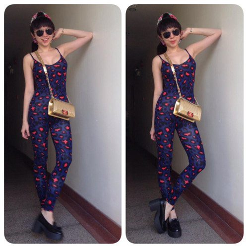 Tóc tiên tự tin với mẫu túi mini sành điệu của hãng Chanel.