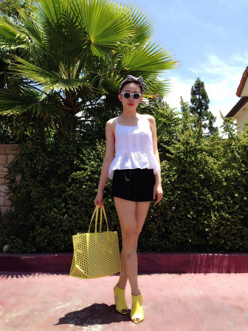 Tóc Tiên chọn mẫu túi xách tay của Zara để kết hợp cùng đôi giày vàng.