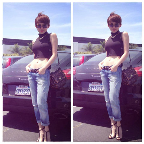 Mẫu túi xách da báo của thương hiệu Dolce &amp; Gabbana tăng thêm nét mạnh mẽ và cá tính cho nữ ca sĩ.