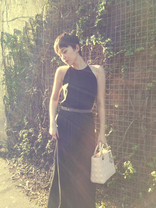 Nữ ca sĩ điệu đà với mẫu túi Dior.