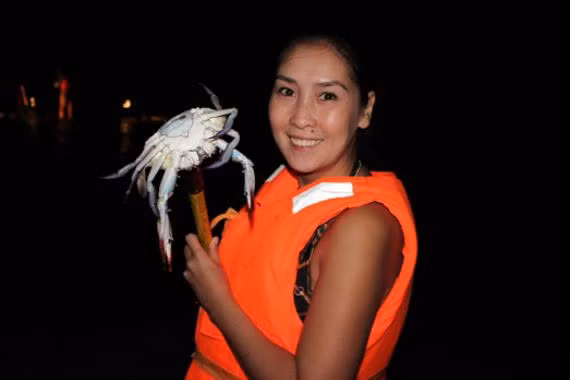 Nữ du khách thích thú với chiến lợi phẩm của mình.