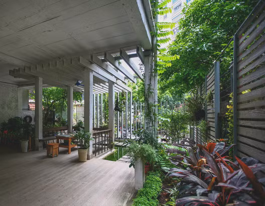 Sau những giờ làm việc căng thẳng, các nhân viên có thể ra ngoài hít thở không khí trong lành và tìm lại hứng khởi để tiếp tục hoàn thành công việc.