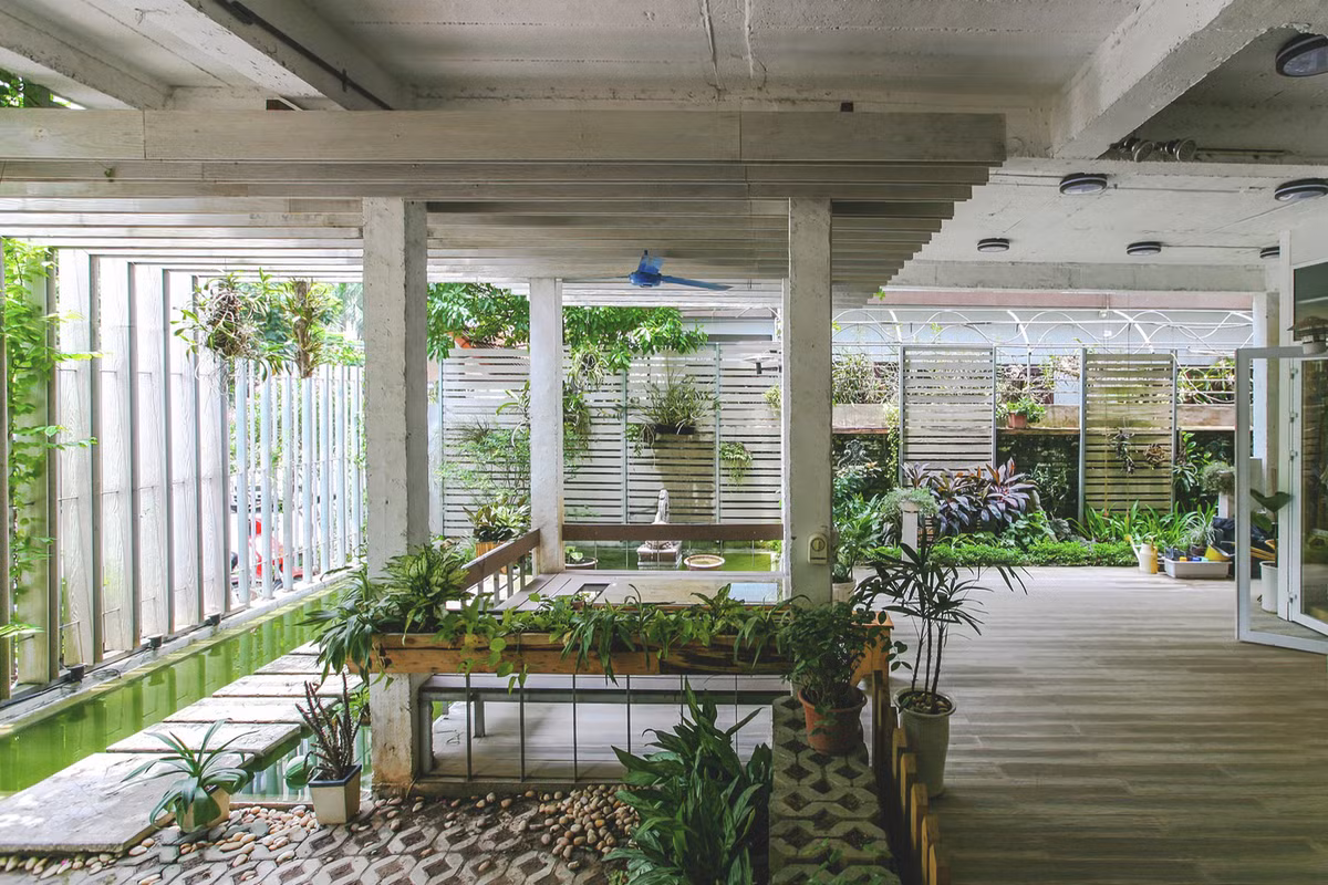 Các ô nước tiểu cảnh bao quanh khu văn phòng để tạo không khí mát mẻ.