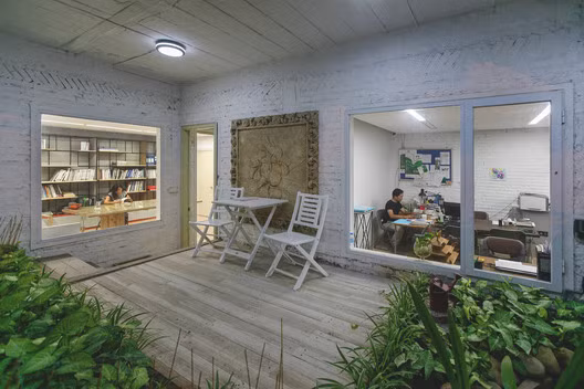 Các kiến trúc sư đã chọn cách đưa thiên nhiên vào thiết kế nhằm tạo ra không gian văn phòng mở giúp người sử dụng thư thái tăng hiệu quả công việc.