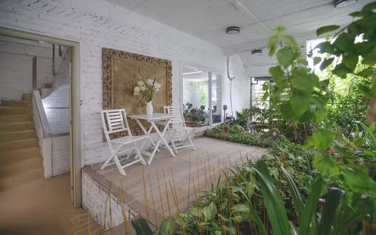 Cây xanh được trồng xen kẽ xung quanh không gian làm việc và trưng bày tạo cảm giác gần gũi với thiên nhiên.