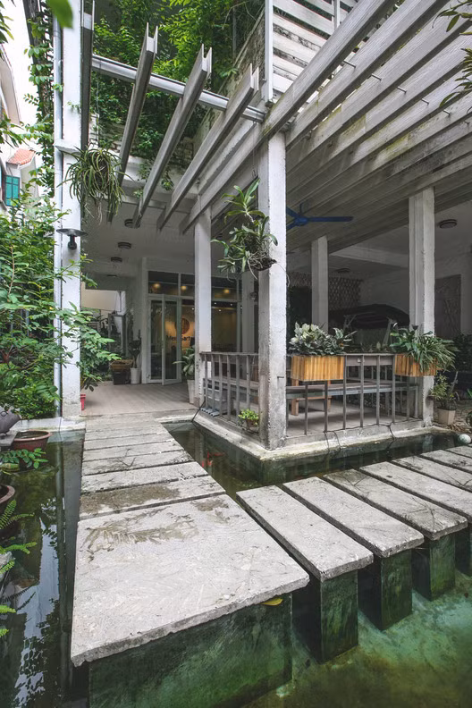 Bước trên hành lang các bậc đá băng qua hồ cá là một điểm dừng chân với các băng ghế nan gỗ để ngồi nghỉ ngơi, ngắm cảnh.