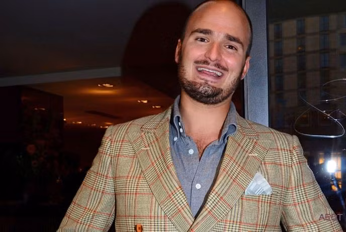 Tài sản của Hoàng tử đẹp trai nước Đức hiện lên tới 1,6 tỷ USD bao gồm nhiều khu nhà đất, một bộ sưu tập nghệ thuật giá trị và một công ty kỹ nghệ cùng một khu rừng cây rộng 36.000 hecta ở Đức.