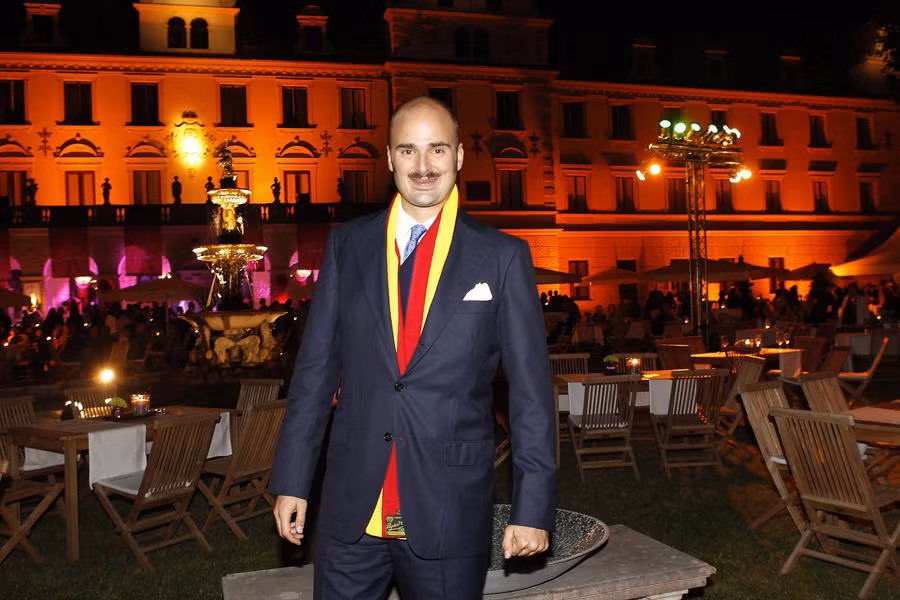 Hoàng tử Albert von Thurn und Taxis vẫn độc thân và sống trong lâu đài của gia đình mang tên Schloss Emmeram cùng với mẹ và chị em gái.