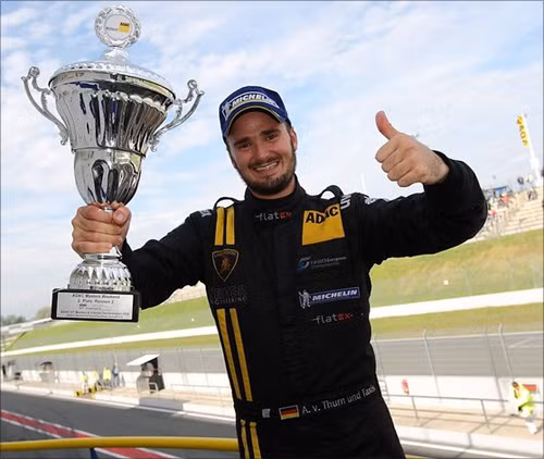 Dù tốt nghiệp đại học Edinburgh chuyên ngành kinh tế và thần học nhưng Hoàng tử Albert lại có niềm đam mê riêng với xe hơi và đang theo đuổi sự nghiệp của một tay đua xe chuyên nghiệp.