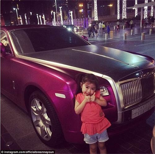 Cũng nhờ hàng triệu tín đồ hâm mộ mình trên toàn thế giới, cô bé Breanna Youn đã có thể đưa cả gia đình với mẹ và anh trai 7 tuổi từ Hàn Quốc sang sinh sống tại Dubai.