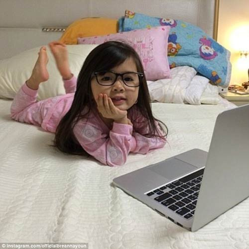 Cô bé đã nổi tiếng ngoài sức tưởng tượng nhờ phong cách thời trang dễ thương cùng biểu cảm rất tự nhiên và ngộ nghĩnh.