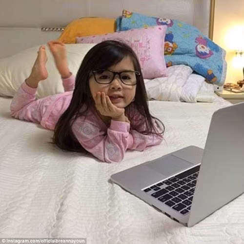 Cô bé đã nổi tiếng ngoài sức tưởng tượng nhờ phong cách thời trang dễ thương cùng biểu cảm rất tự nhiên và ngộ nghĩnh.