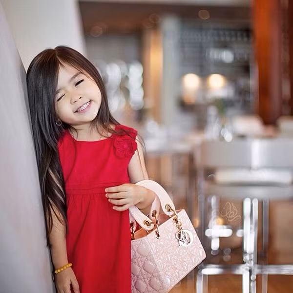 Hiếm có một ngày nào Breanna Youn mở cửa mà không thấy một món quà bất ngờ từ người hâm mộ đến trước của nhà mình.