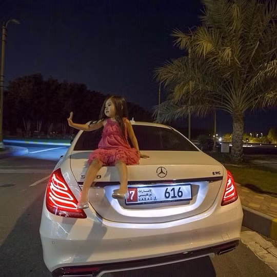 Mẹ cô bé thường xuyên đăng tải những hình ảnh về cuộc sống sung sướng của nhóc tỳ này ở Dubai.