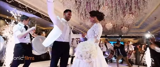 Cô dâu chú rể nhảy múa tại trung tâm tiệc cưới cùng với 500 khách mời.