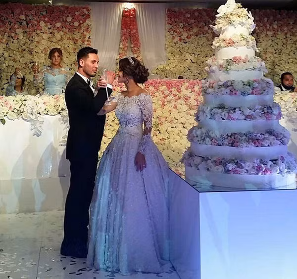 Không gian tiệc cưới của cặp đôi được trang hoàng lộng lẫy bằng 800.000 bông hoa tươi.