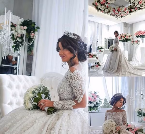 Cô dâu còn đội một chiếc vương miện gắn kim cương lung linh và cầm bó hoa hồng trắng tinh khôi.